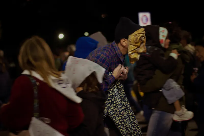 Manifestantes con carteles durante la marcha del 24 de marzo