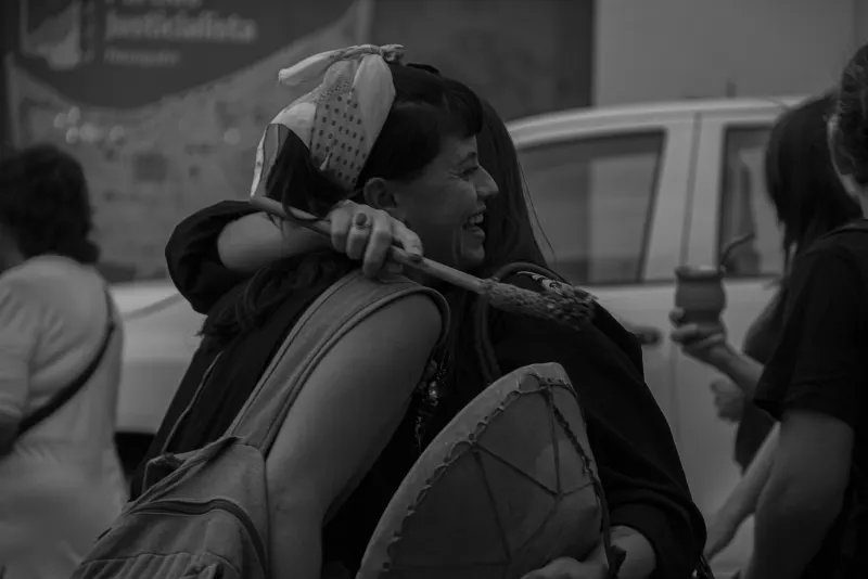 Mujeres con tambores durante la movilización